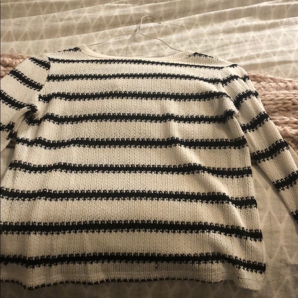 Black and white forever 21 sweater - Picture 3 of 3